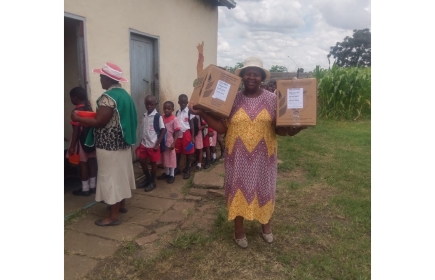 Arrivée de nos repas Rise Against Hunger dans une école du Zinbabwe!